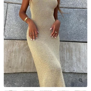 Guldig-Beige klänning  - Lite guldig beige könning som jag köpte för 475 kr, den kommer inte över min bröstkorg som är D kupa. Därav säljer jag, pris kan diskuteras.