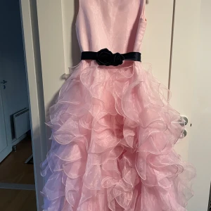 Festklänning - För barn Storlek 34 Använt en gång 