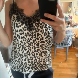 Topp - Populärt satin spets linne ifrån hm. Älskar detta linne men har redan ett liknande så säljer vidare. Super skön och passar till allt💗