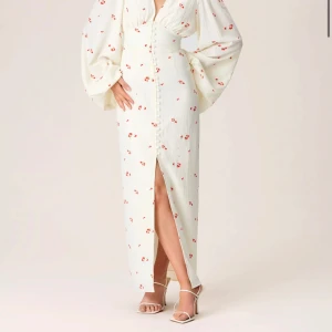 ADOORE klänning - Säljer nu denna fina klänningen (som är helt slutsålda) då jag beställde två olika storlekar! Prislappen sitter kvar!