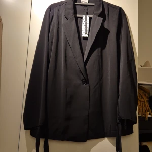 Skjorta/kort trench - Oanvänd svart skjorta/trench. Köpt för 500 kr.