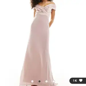  Jag säljer nu denna helt oanvända ljusrosa balklänning ifrån Asos. Den är i storlek 36 / small. Säljer för jag hittade en annan och returdatumet gick ut. Jag köpte klänningen för 789 sek, och säljer för 759💓💓💓tveka inte om ni har frågor😇😇