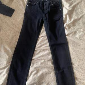 Helt nya svarta jeans från Lager 157 passa både tjej & kille
