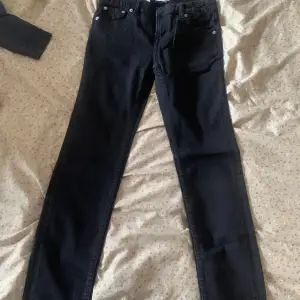 Helt nya svarta jeans från Lager 157 passa både tjej & kille