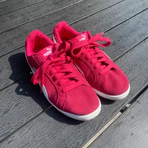 Intressekoll på rosa/röda sneakers från Puma. Skriv till mig om du är intresserad och för fler bilder! Skorna är i jätte fint skick!innerlängd 25 cm😊