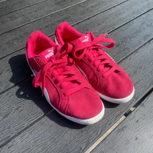 Puma skor - Intressekoll på rosa/röda sneakers från Puma. Skriv till mig om du är intresserad och för fler bilder! Skorna är i jätte fint skick!innerlängd 25 cm😊