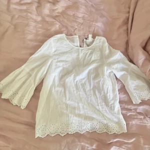 Trekvartsärmad Vit blus  - Så söt trekvartsärmad vit blus som är perfekt nu till sommaren💞