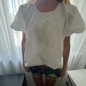 Vit T-shirt med puffärm - Super fint skick, söt topp