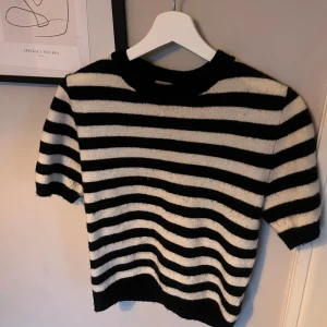 Stickad tröja  - Säljer min fina stickade tröja som är kortärmad💕då jag inte får någon användning av den längre:(