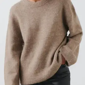 Säljer denna supermysiga stickade tröjan från Gina Tricot som är helt slutsåld. Den är i bra skick, bara lite ”luddig”. Storlek Xs, perfekt nu till kallare sommarkvällar! Skriv om du undrar något❤️