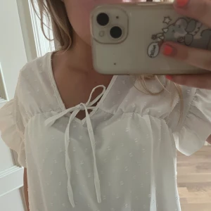 Vit topp - Super fin topp/blus, knappt använd!