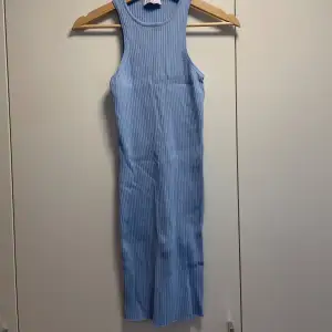 Ljusblå  ribbstickad klänning från Bershka. Mycket skön!! Säljer då den är för liten. Storlek 36 (liten i storleken)