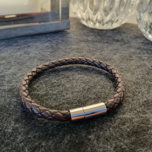Armband  - Riktigt fräscht och somrigt läderarmband som passar alla! Om du har frågor eller funderingar är det bara att höra av dig!😀