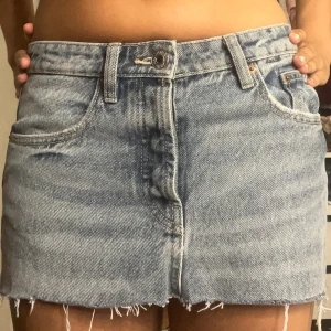 Jeanskjol - Mini jeanskjol💕🫶i storlek 36 men skulle säga att den passar 34/36