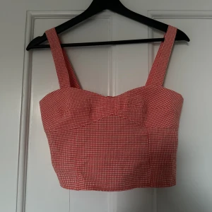 Sommar topp  - Topp från zara i superfint mönster.