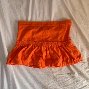 Orange adidas kjol, stretchigt material och fint skick! 37 cm midjemått mätt rakt över. 32cm lång