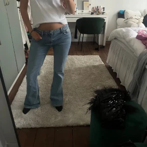 Zara bootcut jeans - Zara bootcut jeans med låg midja, säljer då de tyvärr var för stora💞