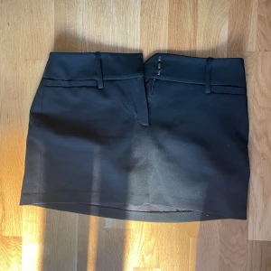 Svart minikjol - Minikjol från Zara i storlek S. Aldrig använd. 