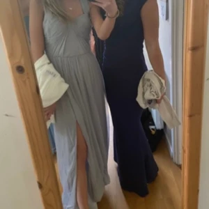 Ljusgrå balklänning  - Ljusgrå balklänning/ finklänning 