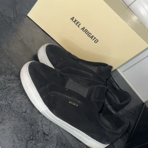 Axel arigato - Tjena! Säljer ett par riktigt fräscha Axel arigato skor i size 46 condition 8,5/10 