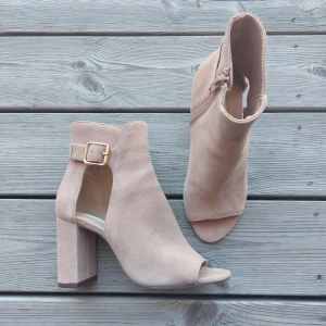 Klackar - Stövletter från H&M Stl 35 Klackhöjd ca 8cm  Färg beige med detaljer i guld Använda 1 gång