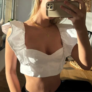 Volangtopp - Slutsåld volangtopp i storlek M, skulle säga att den är mer som en S/XS men beror på byst osv! Lapparna kvar! 