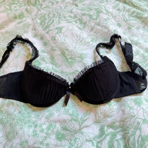 Spetsig bh - Bh med söta detaljer i bra skick🖤 