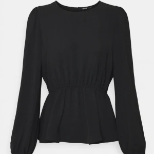 Svart blus - En svart blus från Only som aldrig använts💗