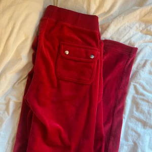 Juicy couture  - Säljer nu mina röda juicy byxor som köptes i januari och knappt är använda 🤍strl s