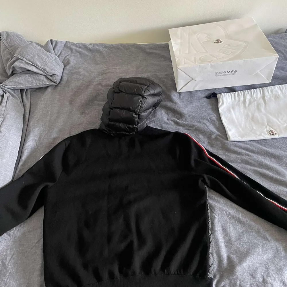 Moncler cardigan som tyvärr inte kommer till användning längre, använd fåtal gånger:) köpt i Danmark för 12,500 kr (orginalpris) :)) kan tänka mig att sänka pris vid snabb affär. Jackor.