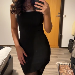 Jättefin klänning från Edikted  - Använd en gång och i nyskick💓 köp direkt för 250 kr