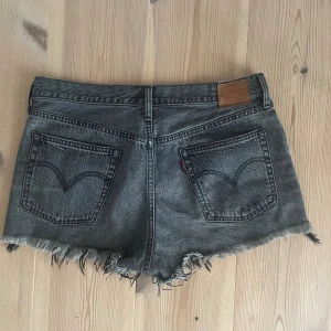 Levis jeansshorts - Skitsnygga vintage Levis jeansshorts! Lappen för storleken är inte kvar, men S/M❤️ Tryck gärna på köp nu så postar jag samma dag☺️