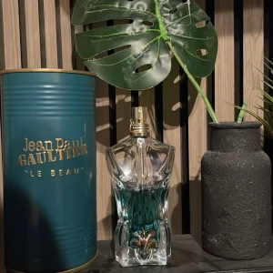 Jean paul gaultier le beau  - En riktig najs parfym från Jean paul, den luktar fräscht och cocos de vill säga en riktigt najs parfym till sommaren, hör av dig vid frågor🤙🤙