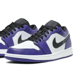 Jordan 1 Low Court Purple - Säljer cuz i need pengar😔 skick 9/10 kom privat för bilder och priset kan diskuteras, storlek 44 Köparen står för frakt tyvärr 🙏🏻😕