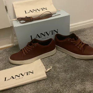 Lanvin - Hej! Säljer nu ett par väldigt schyssta lanvin skor. Fint skick 9/10. Vid köp av skorna medföljer box, dustbag och extra skosnören 