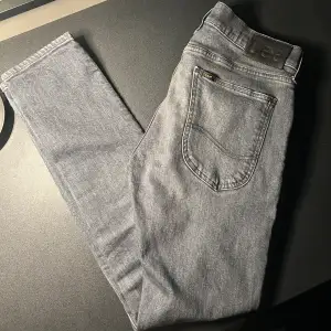 Säljer dessa fräscha grå/svarta jeans ifrån Lee i modellen Luke. De är i storlek 31/30. Hör av er vid funderingar!
