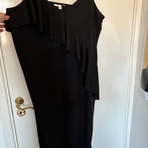 Svart klänning  - Svart klänning med ”ruffle” där fram, tyvärr har jag inga bättre bilder med den på men om det behövs är det bara att fråga :)