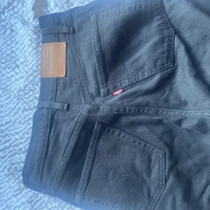 Levis jeans - Ett par Levis jeans använda ett par gånger, hör av dig vid fler frågor 💘💞