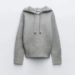 Grå stickad hoodie från zara - Säljer nu min fina hoodie från zara som jag använd 1 gång!! Tröjan är i S/M och säljs inte längre. 