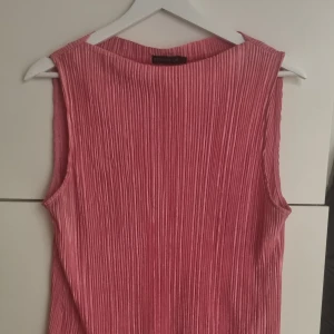 Top från MQ, Inez storlek S - Superfin top från MQ, modell Inez i storlek S/36. Nyskick, använd några timmar. Nypris 399 kr.