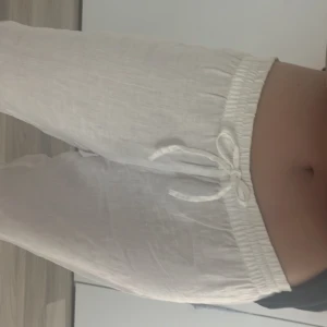 Linnebyxor  - Linnebyxor från HM köpta på plick! Storlek S men passar upp till M! Lite färg på insidan från typ sololja kan jag tänka mig att det är men inget som syns utanpå(fråga om bild så skickar jag❤️) men annars inga defekter 