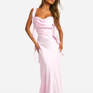 Rosa klänning perfekt till bal eller bröllop i storlek 38 passar också en 36 eller 40. Säljer den då jag beställde fel storlek och den var för stor. Endast testad, har prislapp kvar🩷
