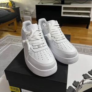 Nike Airforce One - helt nya, crease protector ingår - Köpte ett par airforce i vintern och tänkte att de skulle passa mig inför sommaren, tyvärr e dom fortfarande stora. Stolek 42 på dom! 