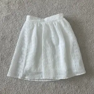 Vit kjol från Gina storlek 32💞