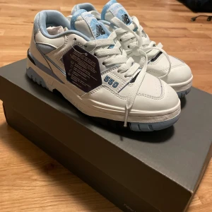 New Balance 550 UNC White/Blue - Skulle varit en present till min syster men vart alldeles för små. Pris kan definitivt diskuteras vid snabb affär 🤝 Nypris på MerchSweden är 4000kr 