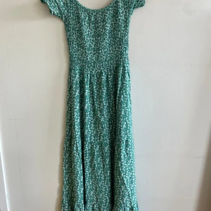 Sommarklänning  - Grön sommarklänning med bara axlar 