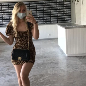 Leopard klänning - Leopardmönstrad klänning från Zara (finns ej att köpa längre). Figursydd med puffärmar, sitter såå fint på kroppen och perfekt inför sommaren! Storlek M men passar storlek S också. 💕💕Säljer då jag knappt använder den. 