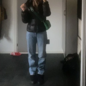 low waist jeans - Såå snygga lågmidjade jeans från gina tricot🥰Knappt använda och ser helt nya ut. Kommer inte till användning då de är lite stora i midjan. Jag är 165 och längden på byxorna är pefekt. Mer bilder privat.