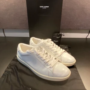 Saint Laurent Skor  - Hej, säljer nu mina Saint Laurent skor i storlek 43 mycket fint skick . Allt og, tveka inte på att höra av dig om du har frågor eller funderingar kring skorna.