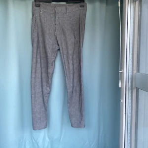 Byxa - Pepitigt rutig byxa i smal modell i bra skick  Använd några gånger 